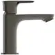 Elegante Waschbeckenarmatur in Magnetic Grey von Ideal Standard, mit schmalem Auslauf und Hebel zur Steuerung des Wasserflusses. Genutzt in modernen Badezimmern.